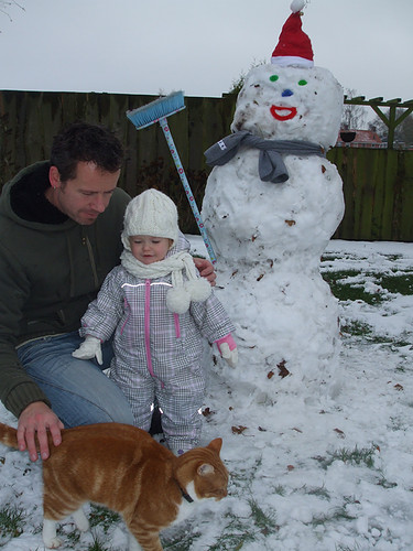 Sneeuwpop in Heiligerlee, met papa, Ilse en poes